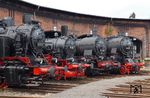 Mittlerweile zum 26. Mal präsentierte sich im Sächsisches Eisenbahnmuseum Chemnitz-Hilbersdorf das Heizhausfest: In Paradeaufstellung haben sich 80 023, 91 896, 57 3297 und 58 261 vor dem Schuppen eingefunden. (19.08.2017) <i>Foto: Andreas Höfig</i>