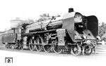19 004 vom Bw Dresden-Altstadt ist zu Gast im Bw Leipzig Hbf Nord. Die Lok besitzt noch ihren zweidomigen Kessel, der am 31.01.1931 im Raw Zwickau (Sachs) ersetzt wurde. Bemerkenswerterweise hat die Lok bereits eine elektrische Beleuchtung, die erst ab 01.08.1932 vorgeschrieben war. (1930) <i>Foto: Werner Hubert</i>