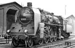 19 009 hat als Wendelok im Bw Zwickau (Sachs) Aufstellung genommen, den Hintergrund bilden die Giebelwände der beiden Ringlokschuppen. Die Lok war seit etwa 1925 beim Bw Reichenbach (Vogtl) stationiert und wurde dort auch am 18.02.1958 auf "warten L4" abgestellt. Erst mit der Unterzeichnung des Ausmusterungsprotokolls am 6. August 1965 genehmigte die HvM die Ausmusterung.  (29.05.1957) <i>Foto: Gerhard Illner</i>
