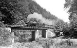 Ein weiteres Bild an der Bahnüberführung über die Wilde Weißeritz und Pienner Straße zwischen Tharandt und Edle Krone (vgl. Bild-Nr. 45286) entstand mit 19 009 (Bw Reichenbach/Vogtl) vor D 222.  (20.06.1935) <i>Foto: DLA Darmstadt (Bellingrodt)</i>