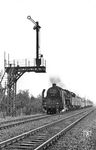 19 015 vom Bw Reichenbach (Vogtl) passiert mit einem Schnellzug die Blockstelle Linde kurz vor Reichenbach (Vogtl) ob Bf.  (07.1957) <i>Foto: Gerhard Illner</i>