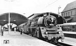 19 022 wurde am 31.03.1965 rekonstruiert und erhielt am 22.12.1967 eine Ölhauptfeuerung. Hier steht die Hallenser Lok vor E 230 nach Saalfeld (Saale) in Halle (Saale) Hbf. (1968) <i>Foto: Dieter Wünschmann</i>