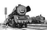 Die Hallenser 22 001 vor D 44 in Delitzsch ob Bf. Rechts steht 38 2440 vom Bw Eilenburg. (1967) <i>Foto: Dieter Wünschmann</i>