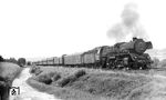 Auch Carl Bellingrodt ließ sich die Rekolok nicht entgegehen und erwartete 22 045 diesmal mit D 199 nach Frankfurt/Oder an einem offenkundig warmen Sommertag bei Ronshausen. (1962) <i>Foto: Carl Bellingrodt</i>