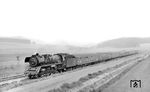1959/60 gab es gerade einmal zwei Zugpaare, die den Grenzübergang Gutenfürst bei Hof befuhren. Neben dem "Saßnitz-Express" war dies der D 145/D 146 zwischen München und Dresden. Die Reichenbacher 22 047 ist hier auf "falschem Gleis" mit D 146 nach München zwischen Gutenfürst und Feilitzsch unterwegs. (29.05.1960) <i>Foto: Dr. Günther Scheingraber</i>