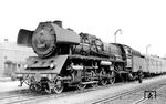 In Hof Hbf hat 22 047 den Gegenzug D 145 (München – Dresden) übernommen, der Hof um 14.03 Uhr verlassen wird. (29.05.1960) <i>Foto: Dr. Günther Scheingraber</i>