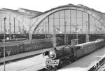 Die Zwickauer 22 049 (ex 39 098) vor der imposanten Halle des Leipziger Hauptbahnhofs. (13.06.1962) <i>Foto: Gerhard Illner</i>