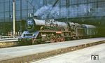 22 052 entstand am 30.04.1960 aus der Rekonstruktion der 39 249 im RAW Meiningen. Die beim Bw Saalfeld beheimatete Maschine wartet in Leipzig Hbf auf die Rückfahrt in die Heimat.  (09.07.1968) <i>Foto: Will A. Reed</i>