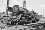 22 023 wurde im Februar 1959 im RAW Meiningen durch den Einbau eines Hochleistungskessels und Verlängerung des Rahmens im Bereich des Stehkessels aus 39 182 rekonstruiert. Bis zum 11.12.1972 war sie beim Bw Riesa im Einsatz. Das Bild zeigt die Lok im Bw Dresden-Altstadt.  (21.06.1966) <i>Foto: Will A. Reed</i>