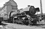 22 032 entstand im Juni 1959 aus 39 100 und wartet hier im Bw Dresden-Altstadt auf ihren nächsten Einsatz. Die gekreuzten Schwerter an dem Gebäude im Hintergrund gehören zu der 1884 von Riedel & Engelmann gegründeten "Schwerter-Schokolade". 1972 kam das Werk als Betriebsteil zum VEB Dresdner Süßwarenfabriken “Elbflorenz” und stellte 1974 seine Produktion ein.  (21.06.1966) <i>Foto: Will A. Reed</i>