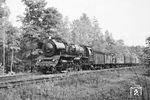 22 042 (Bw Görlitz) mit einer so gar nicht zur Neubaulok passenden Länderbahngarnitur bei Dresden-Klotzsche. (22.06.1966) <i>Foto: Will A. Reed</i>