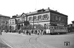Am 12. September 1840 wurde in Heidelberg ein Kopfbahnhof als Endpunkt des ersten Streckenabschnittes der in Mannheim beginnenden Badischen Hauptbahn eröffnet. Die Form eines Kopfbahnhofs wurde gewählt, um eine Lage möglichst nahe an der Stadt zu erreichen. Der Bahnhof lag zwischen der heutigen Poststraße und der Bahnhofstraße; der Bahnhofsvorplatz grenzte an die Rohrbacher Straße. 1846 eröffnete die Main-Neckar-Eisenbahn nach Frankfurt, für sie entstand bis 1848 ein zweiter Bahnhof, der in die vorhandene Anlage integriert wurde. Vor dem alten badischen Empfangsgebäude steht Tw 36 der Heidelberger Straßenbahn.  (01.05.1955) <i>Foto: Helmut Röth *</i>
