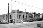 Noch 1955 begann der Abriss der alten Hauptbahnhofs. Im Sommer lag das erste Empfangsgebäude des Bahnhofs von 1840 an der Rohrbacherstraße bereits in Trümmern.  (18.09.1955) <i>Foto: Helmut Röth *</i>