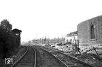 Blick vom ehemaligen Bahnübergang an der Rohrbacher Straße auf die Reste des alten Hauptbahnhofs. Rechts das erste Empfangsgebäude von 1840, dahinter stehen nur noch die Pfosten der bereits abgebauten Bahnsteigdächer. (18.09.1955) <i>Foto: Helmut Röth *</i>