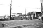 Im Oktober 1955 war das erste Empfangsgebäude an der Rohrbacher Straße fast vollständig abgebrochen. Die Schrankenbäume waren bereits seit dem 8. Mai 1955 funktionslos. Die Heidelberger hatten endlich freie Bahn an dem zuvor meist frequentierten Bahnübergang der Stadt. (02.10.1955) <i>Foto: Helmut Röth *</i>