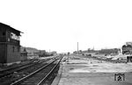 Blick vom Bahnsteig des alten Heidelberger Hauptbahnhofs über das Stellwerk an der Römerstraße (im Hintergrund) zum neuen Hauptbahnhof. Ein halbes Jahr nach Stillegung des alten Bahnhofs wirkt die Fläche schon sehr aufgeräumt.  (06.11.1955) <i>Foto: Helmut Röth *</i>