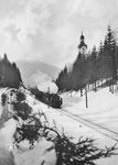 24 008 (Bw Plattling) mit einem Personenzug vor der Kulisse des 1455m hohen Großen Arber kurz vor dem Bahnhof Eisenstein. Ins Bild ragt der Kirchturm St. Johannes Nepomuk. Der damalige Grenzbahnhof zu Böhmen wurde im Mai 1939 in Bayerisch Eisenstein umbenannt. Die Lok gelangte nach 1945 zur PKP (vgl. Bild-Nr. 33701). (02.1934) <i>Foto: RVM</i>