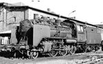 24 002 vom Bw Jerichow im Raw Zwickau (Sachs). Hier endete ihr Lebenslauf, die geplante L3-Ausbesserung wurde nicht mehr ausgeführt. Nach der Z-Stellung am 11.04.1968 folgte am 23. Juli 1968 die Genehmigung der Ausmusterung durch die HvM (mit Ausmusterungsprotokoll 420/68), im Anschluss die Verschrottung am 25.09.1968 im Raw Zwickau (Sachs). Letztendlich wurde die Lok mit Ausmusterungsverfügung der Rbd Magdeburg (M Tu-5 vom 1. Oktober 1968) ab 10.10.1968 vom Lokbestand des Bw Jerichow abgesetzt.  (11.1967) <i>Foto: Joachim Claus</i>