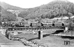 24 021 (Bw Freudenstadt) mit P 3846 nach Hausach auf der Kinzigbrücke bei Schenkenzell; eine Fotostelle, die zahlreiche Fotografen in den 1970er Jahren mit den letzten P8-Zügen auch zu schätzen wussten. Kurz vor Kriegsende musste 24 021 ihre Heimat im Schwarzwald verlassen, am 21.12.1944 wurde sie der RBD Danzig überwiesen.  (18.07.1937) <i>Foto: RVM-Filmstelle Berlin (Bellingrodt)</i>