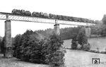 Ein beliebtes Fotomotiv war auch das südlich von Freudenstadt gelegene Lauterbadviadukt, das hier von den Freudenstädter 24 023 und 24 024 vor P 3851 überquert wird. (20.07.1937) <i>Foto: RVM-Filmstelle Berlin (Bellingrodt)</i>