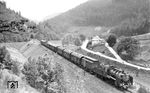 Blick vom Stock-Tunnel auf 24 026 (Bw Freudenstadt), die mit P 3846 im Kinzigtal zwischen Alpirsbach und Schenkenzell unterwegs ist. Im Hintergrund ist der Dais-Tunnel zu sehen. (20.07.1937) <i>Foto: RVM-Filmstelle Berlin (Bellingrodt)</i>