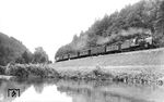 24 028 (Bw Freudenstadt) vor P 3098 am Nagoldufer bei Bad Liebenzell. Offenkundig war Carl Bellingrodt mit Hermann Maey zusammen auf Fototour. Maeys Aufnahme ist unter der Bild-Nr. 45217 zu finden. (22.07.1937) <i>Foto: DLA Darmstadt (Bellingrodt)</i>