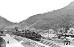 Vorbei an den badischen Ausfahrsignalen des Bahnhofs Halbmeil fährt 24 029 (Bw Freudenstadt) mit P 3843 von Hausach nach Horb. (24.07.1937) <i>Foto: RVM-Filmstelle Berlin (Bellingrodt)</i>