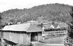 24 030 vom Bw Freudenstadt nähert sich mit P 3094 (Pforzheim – Rottweil) einer romantischen Holzkastenbrücke über den Neckar bei Talhausen. In Kürze wird der Zug Rottweil erreichen.  (20.07.1937) <i>Foto: RVM-Filmstelle Berlin (Bellingrodt)</i>