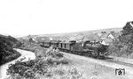 24 065 vom Bw Treysa mit P 1323 (Treysa – Eschwege West) bei Bischofferode (Kr Melsungen). Die Strecke Leinefelde—Eschwege West—Malsfeld—Treysa, auch als sogenannte Kanonenbahn bekannt, wurde 1945 zwischen Leinefelde und Eschwege West bei Schwebda durch die Zonengrenze unterbrochen. Auf DB-Seite erfolgte ab 1974 die schrittweise Aufgabe der gesamten Strecke. Zuerst wurde am 26. Mai 1974 der Verkehr Malsfeld—Waldkappel beendet, gleichzeitig auch der Güterverkehr zwischen Spangenberg und Waldkappel. Der Personenverkehr Treysa—Malsfeld endete am 30. Mai 1981. Am selben Tag fuhr der letzte Zug im Abschnitt Eschwege Stadt—Schwebda. Zum Ende des Winterfahrplans 1984/85 waren die letzten Personenzüge unterwegs: am 31. Mai 1985 von Eschwege West nach Waldkappel und am 1. Juni von Eschwege West nach Eschwege Stadt. (18.06.1936) <i>Foto: DLA Darmstadt (Bellingrodt)</i>