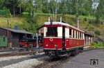 Gastfahrzeug VT 137 222 begegnet beim Jubiläum auf der Preßnitztal die vor dem Schuppen in Jöhstadt abgestellte 99 1590. (27.08.2017) <i>Foto: Andreas Höfig</i>