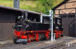 Die 1913 von Hartmann in Chemnitz gebaute sächs. IVk 99 1590 war früher eine der Stammloks auf der Preßnitztalbahn und wurde nach ihrer Abstellung im November 1980 zunächst an die Stadt Oschatz verkauft. Im Zuge der Inbetriebnahme des Streckenstücks von Jöhstadt nach Steinbach wurde die Lok am 13. August 1992 von der Interessengemeinschaft Preßnitztalbahn e.V. gekauft, die Wiederinbetriebsetzung erfolgte am 5. Oktober 1994. Seitdem ist die mehr als 100 Jahre alte Dame wieder unermüdlich im Museumseinsatz. (27.08.2017) <i>Foto: Andreas Höfig</i>