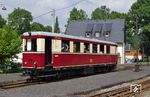 VT 137 322 wurde 1938 neben 3 weiteren Fahrzeugen von Busch in Bautzen für die in der Oberlausitz gelegenen Strecken Zittau – Kurort Oybin/Kurort Jonsdorf und Zittau – Hermsdorf geliefert. 1964 wurde das Fahrzeug nach einem Motorschaden im Lokschuppen Bertsdorf abgestellt, aber nicht ausgemustert. 1980 kam das bis dahin z-gestellte Fahrzeug in den Bestand des Verkehrsmuseums Dresden. 1995 unterzeichneten das Verkehrsmuseum Dresden und der Interessenverband Zittauer Schmalspurbahnen einen langfristigen Pflegevertrag und Nutzungsvertrag. Der zu diesem Zeitpunkt teilzerlegte Triebwagen wurde durch den Interessenverband wieder in einen rollfähigen und besichtigungswürdigen Zustand versetzt. Zur weiteren Aufarbeitung wurde der Vertrag an die Sächsisch-Oberlausitzer Eisenbahngesellschaft (SOEG) weitergegeben. Dort erfolgte in den Jahren 2006 und 2007 eine durch Spenden finanzierte Aufarbeitung des Triebwagens.  (27.08.2017) <i>Foto: Andreas Höfig</i>