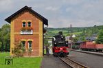 Im Oktober 1988 gründete sich in Großrückerswalde als Ortsgruppe des Kulturbundes der DDR die Interessengemeinschaft Preßnitztalbahn mit dem Ziel, Zeitzeugen und Erinnerungsstücke an die stillgelegte Preßnitztalbahn zu erhalten. Inmitten dieser Bemühungen wurde durch die politische Wende in der DDR und durch zahlreiche Eisenbahnfreunde die Idee angestoßen, die Preßnitztalbahn als Museumsbahn bis Wolkenstein wieder vollständig aufzubauen. Unter Anerkennung der Realitäten änderte der im Oktober 1990 neu gewählte Vereinsvorstand das Ziel, und es wurde eine Museumsbahn zwischen Jöhstadt und Schmalzgrube mit der Verlängerungsoption bis nach Steinbach erwogen. Seit 22. November 1990 ist die IG Preßnitztalbahn nach bundesdeutschem Recht im Vereinsregister eingetragen. Der Verein ist heute Betriebsführer der Museumsbahn Steinbach–Jöhstadt und Eigentümer fast aller Fahrzeuge, ausgenommen einiger Leih- und Gastfahrzeuge. Als Eisenbahninfrastrukturunternehmen fungiert die Stadt Jöhstadt, die dafür im Jahre 1994 vom Freistaat Sachsen die Konzession erhielt. Der Verein hat seinen Sitz in Jöhstadt im früheren Bahnhofsgebäude. Die Vereinsmitglieder arbeiten ehrenamtlich beim Fahrbetrieb der Museumsbahn, der Strecken- und Fahrzeugunterhaltung. (27.08.2017) <i>Foto: Andreas Höfig</i>