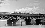 Zwei P 8 überqueren auf der Berliner Stadtbahn den Humboldhafen kurz vor dem Lehrter Stadtbahnhof. Dahinter rollt auf den Gleisen der S-Bahn ein "Olympiazug" der späteren Baureihe ET/EB 166 001–034 in Richtung Berlin Friedrichstraße vorbei. (1937) <i>Foto: RVM</i>