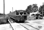 Ein S-Bahnzug (ET 165) auf der Linie Heiligensee - Lichtenrade am Bahnübergang Großbeerenstraße/Marienfelder Allee des Bahnhofs Marienfelde.  (28.08.1968) <i>Foto: Burkhard Wollny</i>