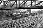 17 1072 und 17 1201 (Bw Altona) laufen mit einem Sonderzug des Reichspräsidenten von Hindenburg in Hamburg Hbf ein. Vermeintlich befand sich der Reichspräsident auf dem Weg zur Einweihung des neuen Hindenburgdamms. (01.06.1927) <i>Foto: Werner Hubert</i>