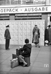 Die (damals) neue Gepäckschließfachanlage in Hamburg Hbf. Damals kostete die Aufbewahrung 50 Pfennig Tagesmiete, heute 5,00 Euro.... (06.06.1958) <i>Foto: Walter Hollnagel</i>
