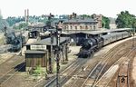 In Döbeln Hbf treffen sich 23 1018 vor P 7768, die aus Nossen hier angekommen war und 23 1107, die mit P 5745 von Döbeln Hbf (ab 12.58 Uhr) nach Mittweida (an 13.37 Uhr) gerade ausfährt. (09.08.1976) <i>Foto: Prof. Dr. Willi Hager</i>
