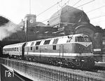 DR 118 226 (Bw Dresden) rangiert einen Schlafwagen in Dresden Hbf. Zeitlich könnte es sich um die Bereitstellung eines Wagens für den D 56 "Pannonia-Express" (Berlin Ostbahnhof - Sofia) handeln. (19.08.1971) <i>Foto: Joachim Claus</i>