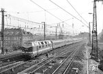 DR 118 288 (Bw Dresden) fährt mit einem Schnellzug aus Dresden-Neustadt und wird in wenigen Minuten Dresden Hbf erreichen. (17.08.1971) <i>Foto: Joachim Claus</i>