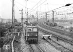 Die Leipziger 211 027 mit einem Doppelstockzug kurz vor Dresden-Neustadt. Die Lok war seit einem Auffahrunfall in Leipzig-Engelsdorf am 19.11.1974 außer Betrieb und wurde am 07.03.1977 ausgemustert. (17.08.1971) <i>Foto: Joachim Claus</i>