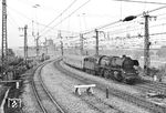 35 1047 (Bw Dresden-Altstadt) fährt mit einem Zug aus E5-LOWA-Mitteleinstiegswagen in Dresden-Neustadt ein. (17.08.1971) <i>Foto: Joachim Claus</i>