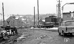 Am Bahnübergang der Annaberger Straße kommt DR 110 690 vom Bw Aue aus dem Bahnhof Markersbach gefahren. Im Hintergrund ist das bekannte Viadukt zu sehen. (02.1976) <i>Foto: Burkhard Wollny</i>
