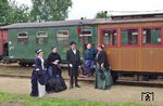 Am 9. und 10. September 2017 feierte die Döllnitzbahn ein Bahnhofsfest und Tag des offenen Denkmals unter dem Motto "Anno 1900". Stilecht haben sich bereits einige Statisten eingefunden. (09.09.2017) <i>Foto: Andreas Höfig</i>