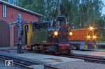 Der 2009 in Dienst gestellte Nachbau einer sächsischen I K mit 199 032 (ex 399 702, Babelsberg, Baujahr 1957) vor dem Heizhaus in Mügeln. (09.09.2017) <i>Foto: Andreas Höfig</i>