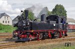 Der Förderverein Wilder Robert gründete sich 1994 mit dem Ziel, die historischen Anlagen und Fahrzeuge des „Wilden Robert“ zu erhalten. Am Anfang bestand das Tätigkeitsfeld des Vereins im Durchführen von Sonderfahrten mit vorhandenem, betriebsfähigem Fahrzeugmaterial unter anderem mit den Dampflokomotiven (IV K) 99 561, 99 574 und 99 584. Nach und nach begannen Mitglieder des Vereins, mit Hilfe von ABM und ortsansässigen Unternehmen, mit der Sanierung von Gebäuden entlang der Schmalspurbahn. So wurden der Güterboden Mügeln, das Sanitätsgebäude, Stellwerk I und das Bahnmeistereigebäude saniert. In Oschatz wurde im Jahr 2009 weiter an der Sanierung des dortigen Heizhauses gearbeitet. Die größte Leistung des Fördervereins „Wilder Robert“ war der Wiederaufbau der Strecke Nebitzschen–Glossen mit Hilfe der Gemeinde Sornzig-Ablaß. Im Fahrzeugsektor wurde die Hauptuntersuchung an der IV K 99 561 (2001–2003) und 99 574 (2006–2007) durchgeführt, die sich hier beim Bahnhofsfest in Mügeln präsentiert. (10.09.2017) <i>Foto: Andreas Höfig</i>