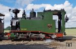Im Rahmen der Veranstaltungen zum Jubiläum "125 Jahre Schmalspurbahnen in Sachsen" verkündete der Verein zur Förderung Sächsischer Schmalspurbahnen e.V. (VSSB) am 12. Januar 2006 das Projekt zum Neuaufbau einer Lokomotive der Baureihe I K. Am 4. Juli 2009 wurde die neue Lokomotive in Radebeul Ost offiziell in Dienst gestellt. Beheimatet ist sie bei der Preßnitztalbahn in Jöhstadt. Hier ist sie auf der Döllnitzbahn zu Gast. (10.09.2017) <i>Foto: Andreas Höfig</i>