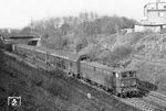 211 006 wurde am 12.12.1962 als E 11 006 an das Bw Leipzig Hbf West abgeliefert und ist hier bei Leipzig-Gohlis unterwegs. Sie war die letzte Lok in dunkelgrüner Lackierung. Nach einem Zusammenstoß mit einem russischer Panzer am 19.01.1988 bei Forst Zinna wurde sie noch an Ort und Stelle zerlegt. (14.03.1973) <i>Foto: Joachim Claus</i>