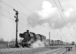 52 2688 (Bw Engelsdorf) mit einem Güterzug am Einfahrsignal von Engelsdorf. (14.03.1973) <i>Foto: Joachim Claus</i>