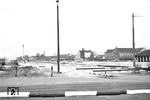 Auf diesem Gelände befand sich von 1840 bis 1955 der alte Heidelberger Hauptbahnhof. Wir befinden uns am ehemaligen Bahnübergang an der Rohrbacher Straße, der bis zum Ende des alten Bahnhofs der am stärksten befahrene Bü in Heidelberg war (vgl. Bild-Nrn. 33388, 45372, 45378). (21.05.1956) <i>Foto: Helmut Röth *</i>